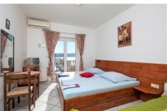 Family Sobe &amp; Apartmani Omis Soba 6 – 203/106 foto 1