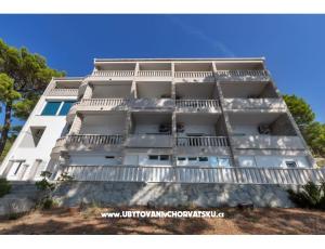 Pine Canopy Studios and Apartmani