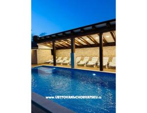 Villa Robert 2 sa bazenom Cesarica