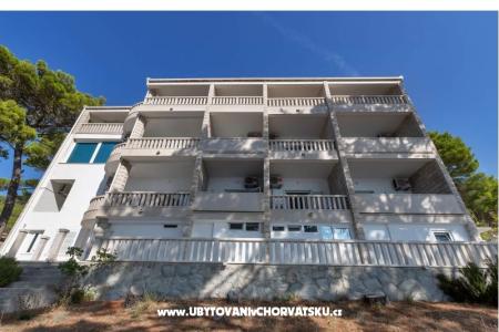 Pine Canopy Studios and Apartmani Brela Hrvatska