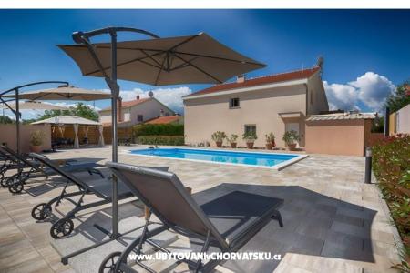  Kuća sa bazenom - Villa Marijana  foto 3