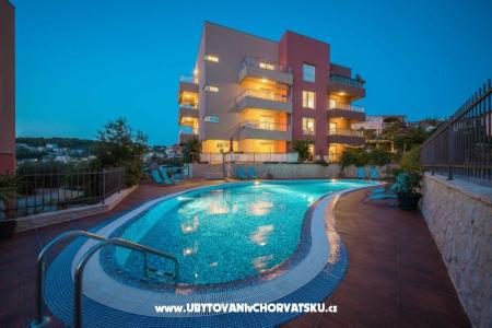 LAURA, 110 m2 pool, 100 m to beach Trogir Hrvatska