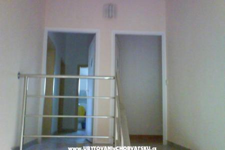 Apartmani with swimming pool-Crno foto 3