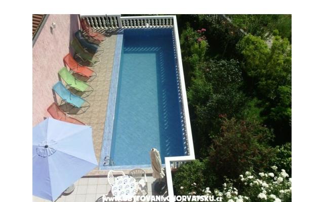 Villa Sandra - apartmani s  bazenom - smještaj Kaštela Hrvatska