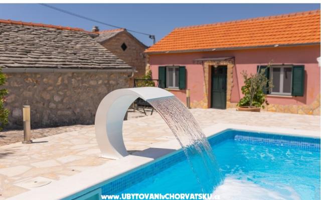 Kamene kuće Nikola - smještaj Rogoznica Hrvatska