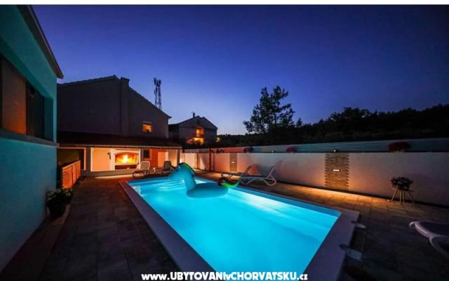 Apartman ANAI with private  pool - smještaj Sukošan Hrvatska