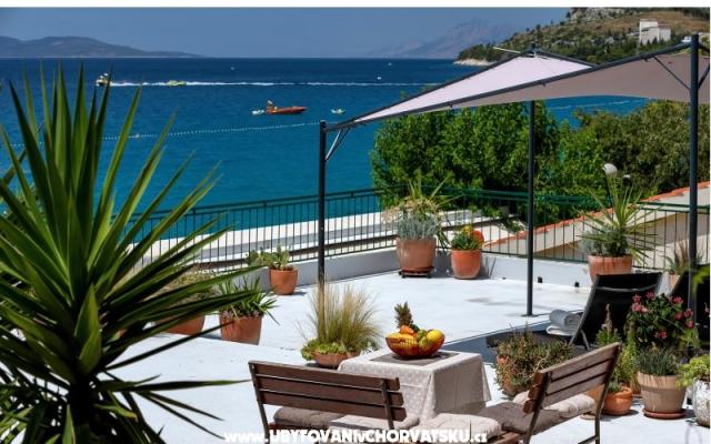 Beachfront Apartman NIVES - smještaj Tučepi Hrvatska