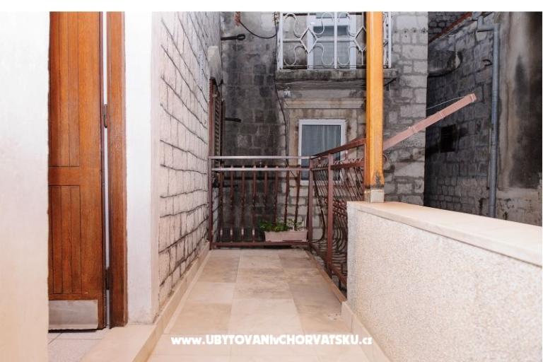 Kamena kuća – foto 18