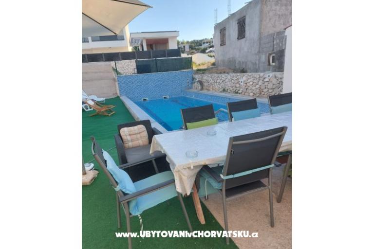 Apartmani Dinko s grijanim bazenom – foto 11