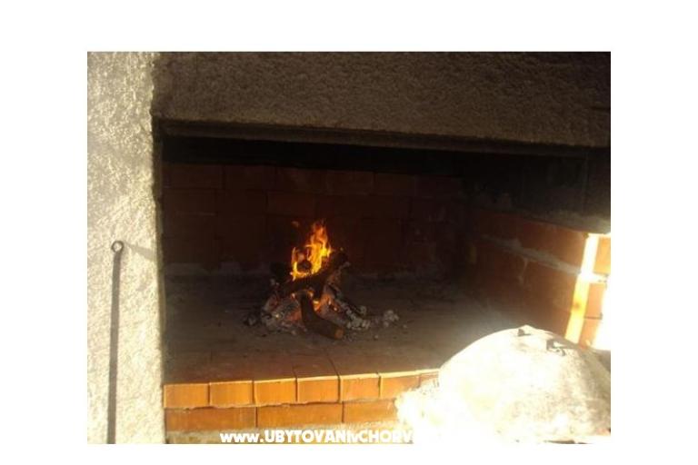 Apartmani Dinko s grijanim bazenom – foto 13