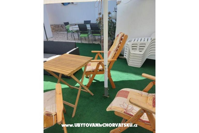 Apartmani Dinko s grijanim bazenom – foto 15