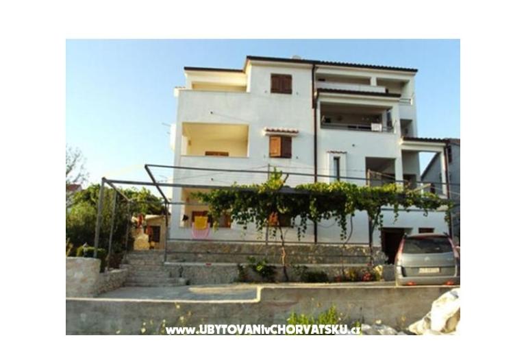 Apartmani Dinko s grijanim bazenom – foto 2