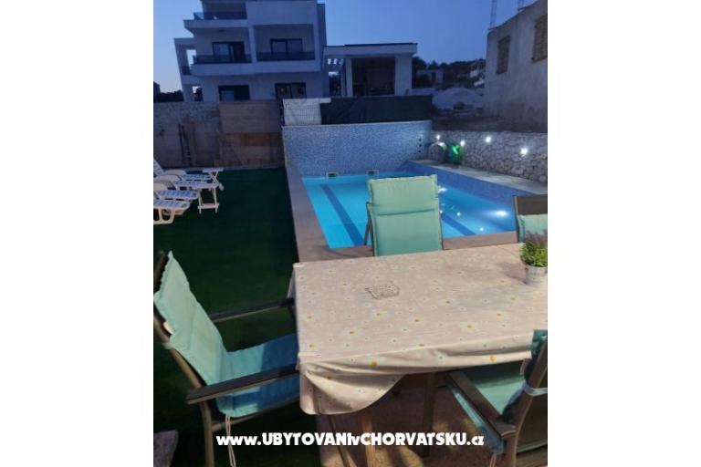 Apartmani Dinko s grijanim bazenom – foto 6
