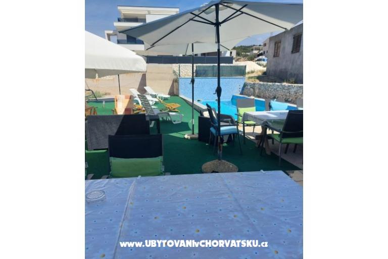 Apartmani Dinko s grijanim bazenom – foto 8