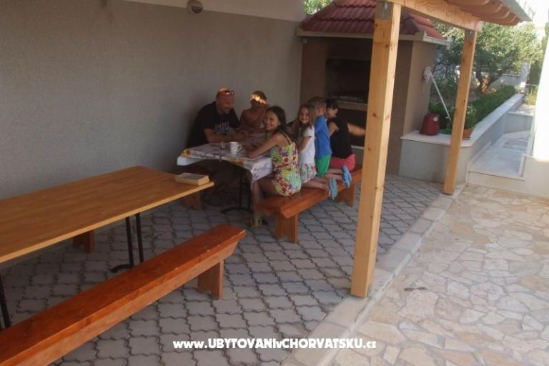 Apartmani Villa MANDINA sa bazenom – foto 16