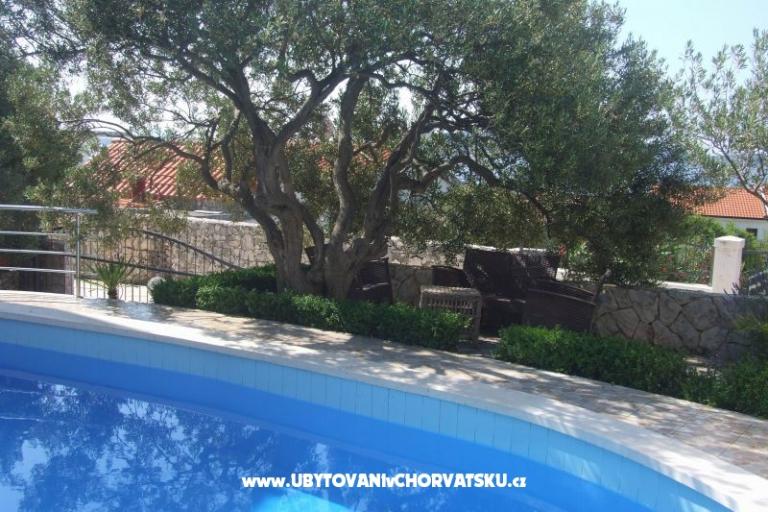 Apartmani Villa MANDINA sa bazenom – foto 17