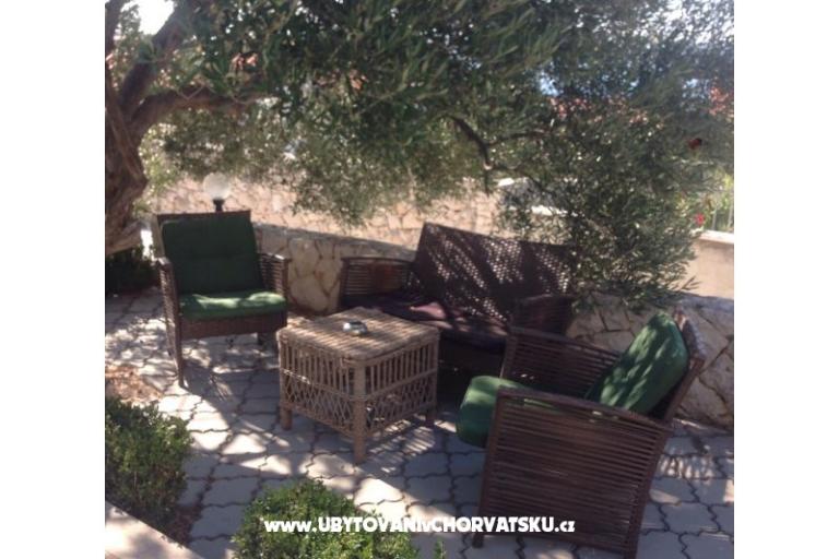 Apartmani Villa MANDINA sa bazenom – foto 18