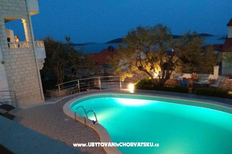Apartmani Villa MANDINA sa bazenom – foto 4