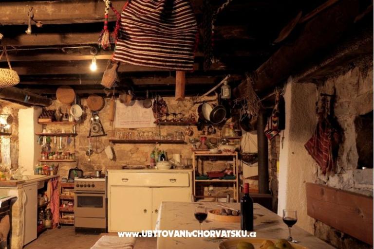 Kamena kuća – foto 13
